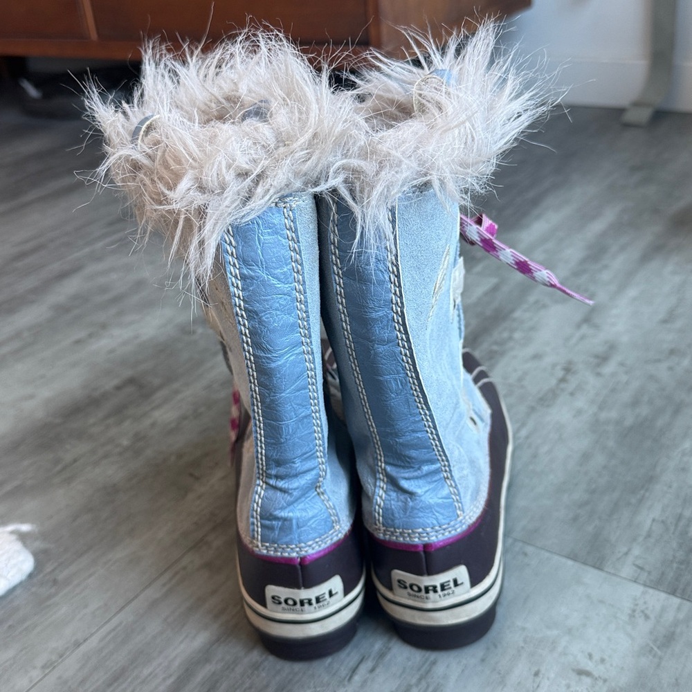 Sorel Blue and Brown Fur-Lined Boots with Pink Laces - Picture 5 of 5